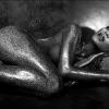 Beyoncé posa nua toda coberta de glitter