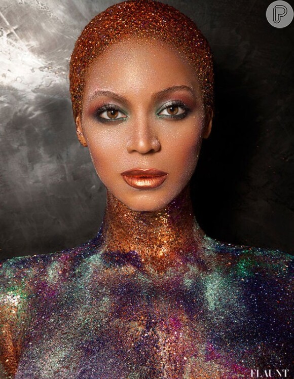 Beyoncé aparece com glitter até na cabeça