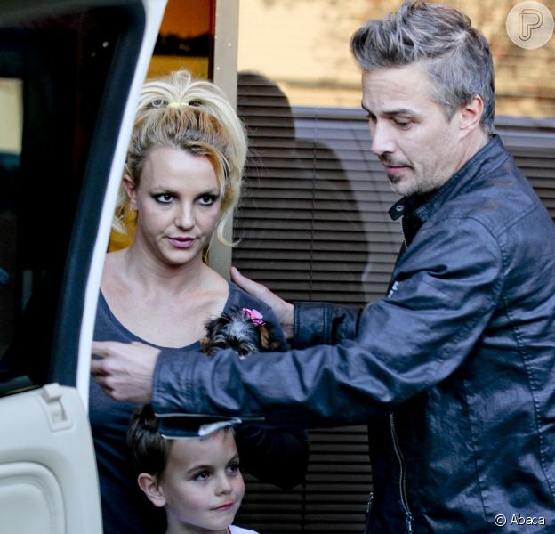 Britney Spears toma café da manhã com os filhos, Sean e Jayden, nos EUA