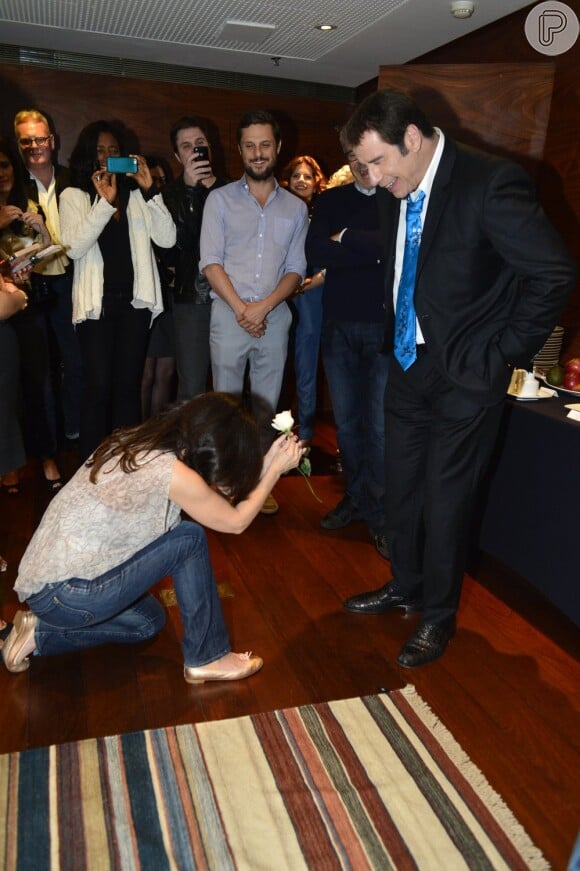 Bebel Gilberto reverencia John Travolta depois de seu show