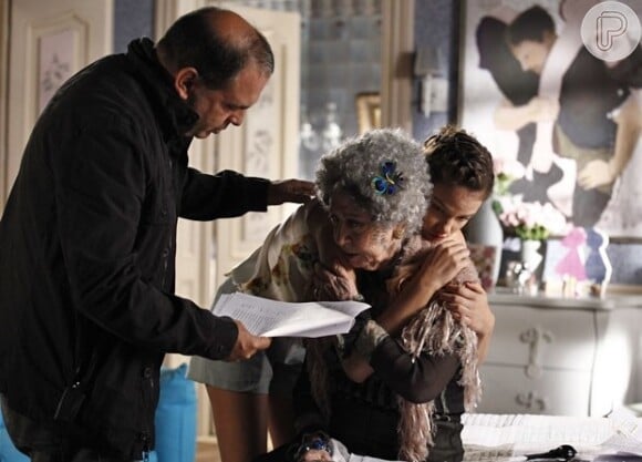A estreante Laura Neiva e a veterana Fernanda Montenegro gravam cena emocionante de 'Saramandaia', em julho de 2013