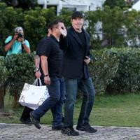 John Travolta deixa o Rio de Janeiro com quentinhas de hotel