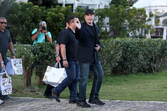 John Travolta deixa o Brasil e leva quentinhas do Hotel Copacabana Palace para comer durante o voo para os Estados Unidos, em 11 de julho de 2013