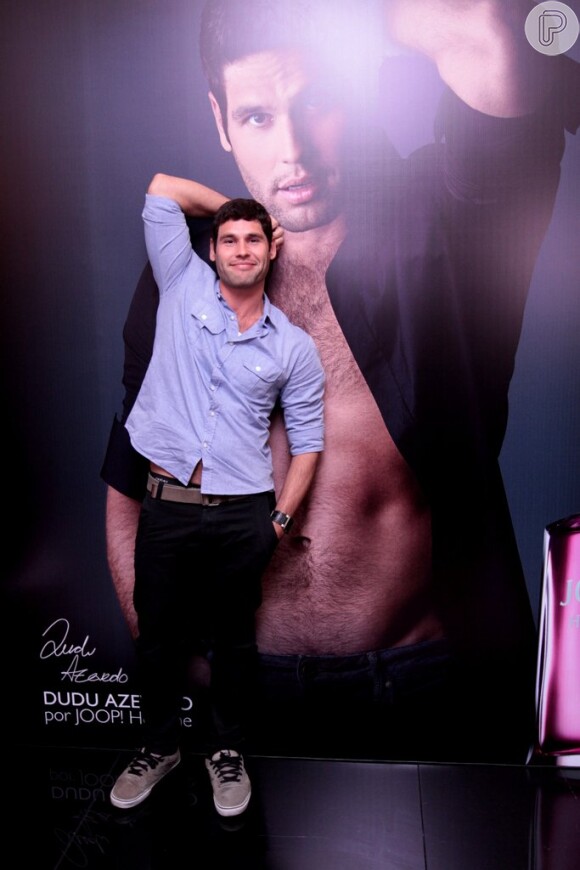 Dudu Azevedo, o novo embaixador do perfume masculino Joop Homme, faz pose sensual imitando a foto da campanha, em 11 de julho de 203