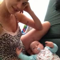 Luana Piovani publica foto usando lingerie de oncinha ao lado do filho Dom