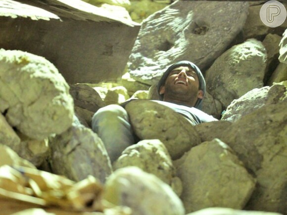 Explode uma bomba na mina e Cassiano (Henri Castelli) fica soterrado, em 'Flor do Caribe'