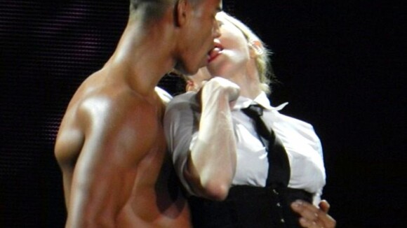 Madonna dá beijão no namorado, Brahim Zaibat, durante show em Porto Alegre