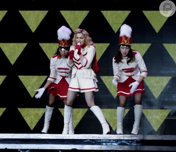 Madonna canta durante show em São Paulo, em 4 de dezembro de 2012
