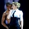 Madonna e Brahim Zaibat fazem dança sensual em Porto Alegre