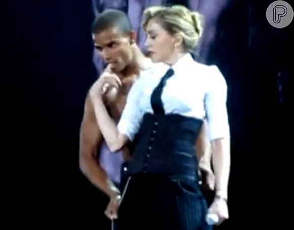 Madonna e o novo namorado, Brahim Zaibat, são flagrados durante o show em Porto Alegre