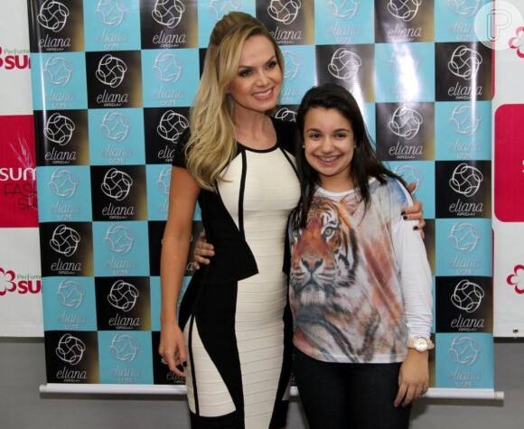 Eliana posou para fotos com fãs no Sumirê Fashion 2013, no Palácio das Convenções do Anhembi em São Paulo