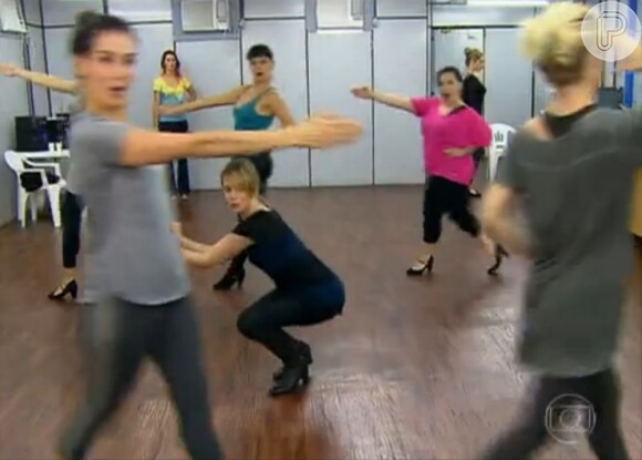 As bailarinas de 'Joia Rara' estão sendo treinadas pelo coreógrafo Antônio Negreiro