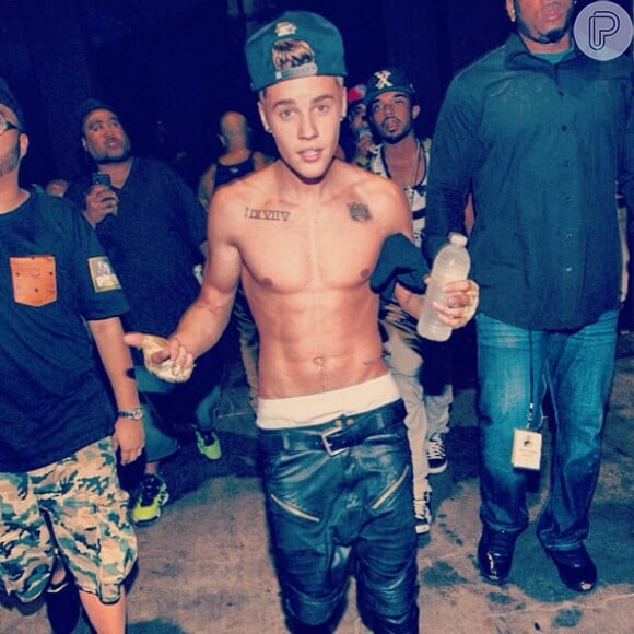 Justin Bieber está sendo acusado por um DJ de ter cuspido no rosto dele dentro de uma boate dos Estados Unidos, em 16 de julho de 2013