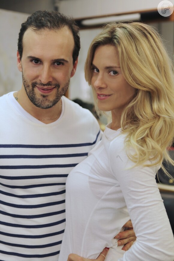 Carolina Dieckmann posa com o cabeleireiro Marcos Proença