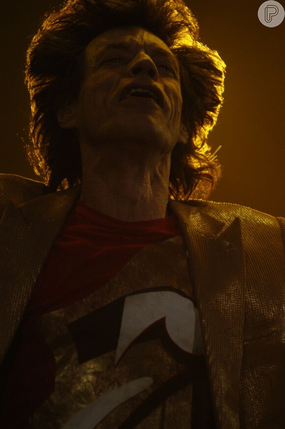 O roqueiro se apresenta com a banda Rolling Stones no Arena de Amsterdam, em 2003