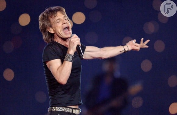 Mick Jagger se apresentando ao vivo em um palco especial construído no campo durante o Super Bowl XL, em Detroit, nos EUA, em 5 de fevereiro de 2006