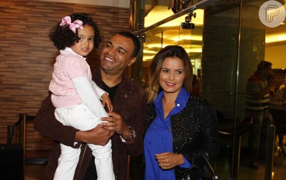 Luciele Di Camargo foi com o marido, Denilson, e com a filha, Maria Eduarda, de 3 anos, assistir ao espetáculo infantil 'Disney Live!', no Teatro Bradesco, em São Paulo
