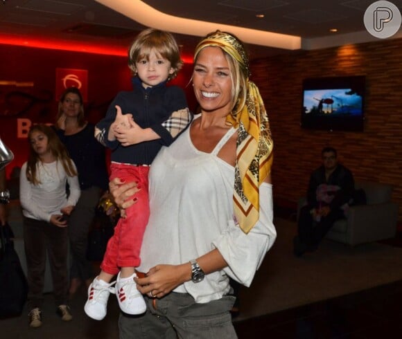 Adriane Galisteu leva o filho, Vittorio, na apresentação do espetáculo musical 'Disney Live!', no Teatro Bradesco, em São Paulo, em 18 de julho de 2013