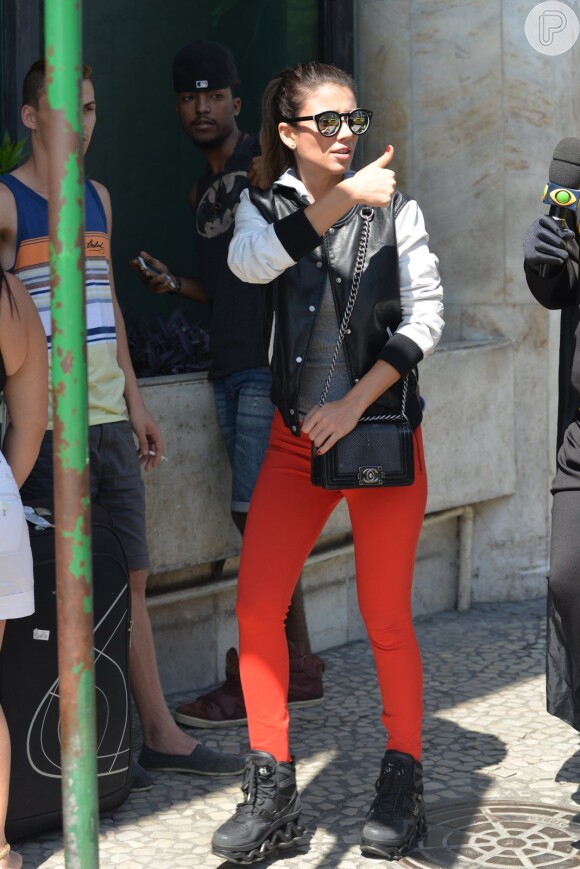 Paula Fernandes desembarcou no Rio de Janeiro com bolsa Chanel de R$ 14 mil