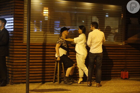 Anitta sai para jantar com Paulo Gustavo e o namorado, Thales Bretas, no Rio, nesta quarta-feira, 9 de setembro de 2015