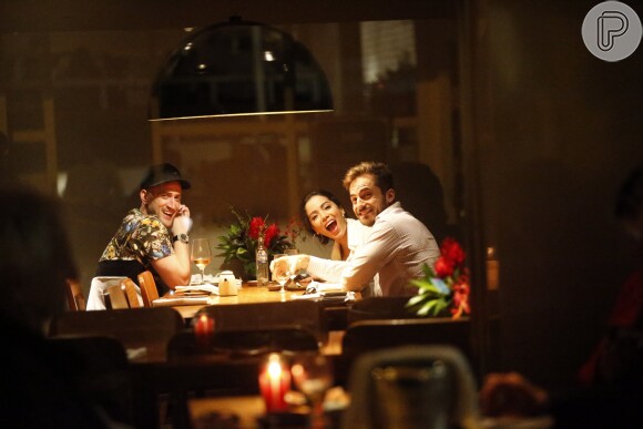 Anitta sai para jantar com Paulo Gustavo e o namorado, Thales Bretas, no Rio, nesta quarta-feira, 9 de setembro de 2015