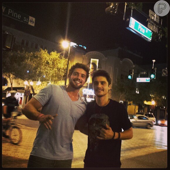 Rafael Cardoso encontrou com o ator Guilherme Leicam em Orlando, na Flórida
