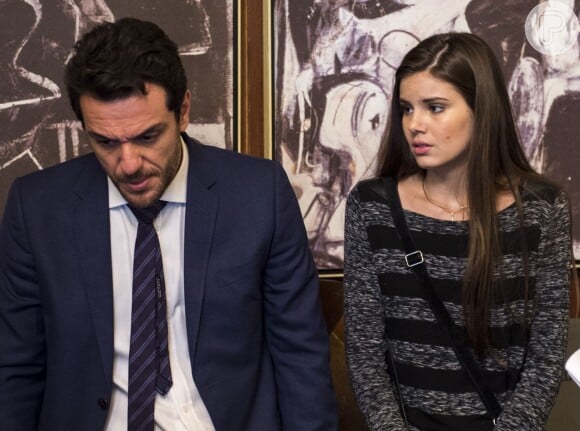Alex (Rodrigo Lombardi) vai ter uma séria discussão com Angel (Camila Queiroz) e a ofende: 'Vagabunda'