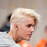 Justin Bieber muda visual e exibe cabelo platinado na TV; fãs dividem opiniões