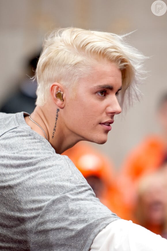 Justin Bieber se apresentou em um pocket show, em Nova York, para o programa 'Today Show' e chamou atenção dos fãs com look platinado, nesta quinta-feira, dia 10 de setembro de 2015