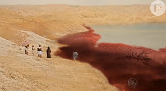 Primeira praga do Egito: Arão (Petrônio Gontijo) transformou a água do rio Nilo em sangue