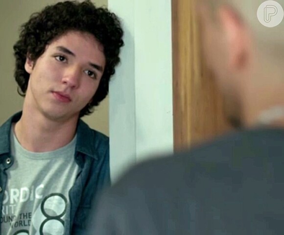 Bruno (João Vitor Silva) furta dinheiro da mãe para comprar drogas, na novela 'Verdades Secretas'