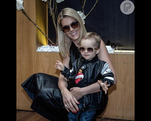 O pequeno Alexandre Jr. cheio de estilo com a mãe Ana Hickmann