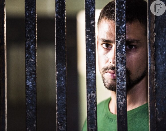 Juliano (Cauã Reymond) passou quatro anos na cadeia injustamente, na novela 'A Regra do Jogo'