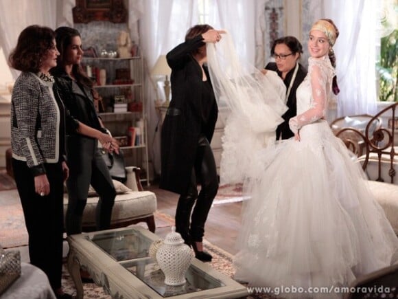 Nicole (Marina Ruy Barbosa) fica feliz com o vestido de noiva em 'Amor à Vida'