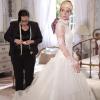 Nicole (Marina Ruy barbosa) experimenta seu vestido de noiva em 'Amor à Vida'