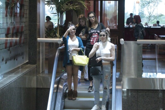 Ao lado de Thalita Morete e Julia Faria, atriz passeia em shopping na Barra, Zona Oeste do Rio