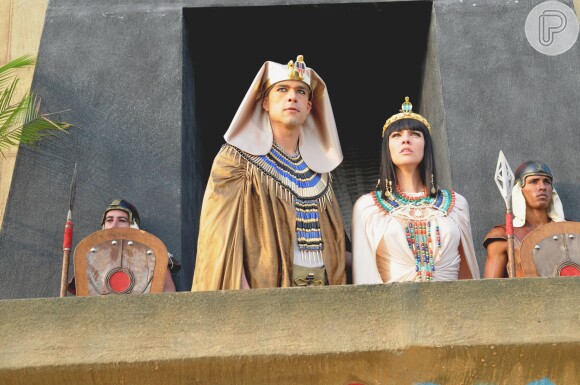 O rei Ramsés (Sérgio Marone) e a rainha Nefertari (Camila Rodrigues) observam a chegada da quarta praga