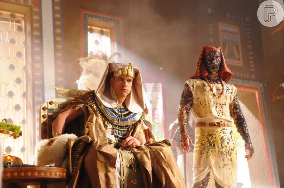 A novela 'Os Dez Mandamentos' promete esquentar com a quarta praga. Um enxame de moscas vai atormentar o reino egípcio, com cenas previstas para irem ao ar na terça, dia 15 de setembro de 2015