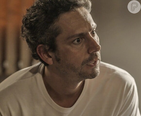 Romero Rômulo (Alexandre Nero) fica com medo de morrer ao tentar entrar na prisão com uma bomba caseira, na novela 'A Regra do Jogo'