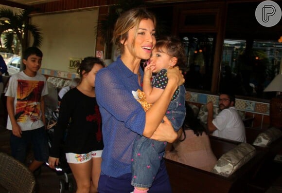 Grazi Massafera leva a filha, Sophia, a restaurante na Barra, no Rio, em 21 de julho de 2013