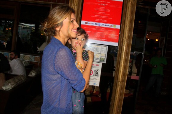 Grazi Massafera, sorridente, chega com Sophia em restaurante do Rio