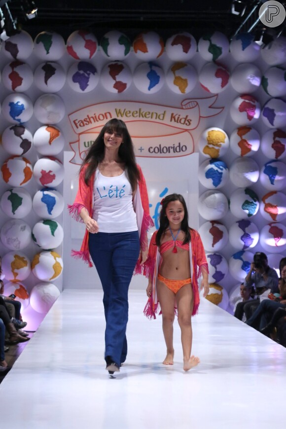 Maria Fernanda Cândido também esteve no evento de moda infantil e subiu na passarela para desfilar