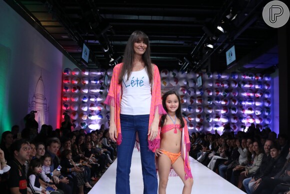 Acompanhada por uma menina, Maria Fernanda Cândido mostrou roupas que podem ser usadas tanto por mamãe, quanto pelas filhas
