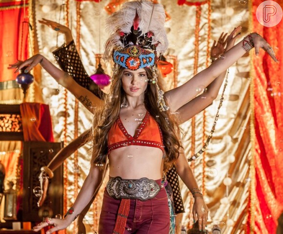 Camila Queiroz estrelou um ensaio de moda na pele de Angel, sua personagem na novela 'Verdades Secretas'