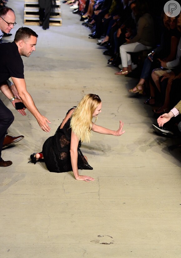 Candice Swanepoel caiu durante o desfile da Givenchy na Semana de Moda de Nova York que mostra tendências para a Primavera 2016