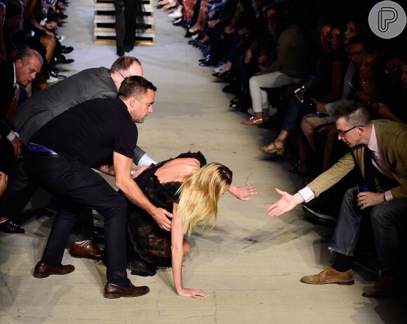 Candice Swanepoel caiu na Semana de Moda de Nova York