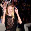 Candice Swanepoel saiu sorrindo após queda na Semana de Moda de Nova York 