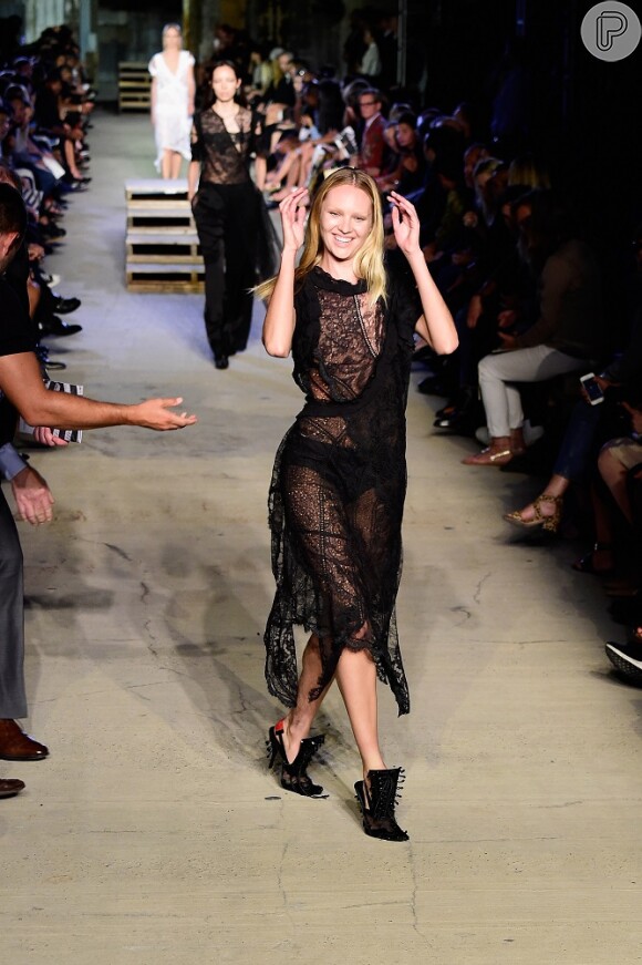 Candice Swanepoel saiu sorrindo após queda na Semana de Moda de Nova York 
