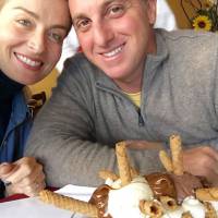 Luciano Huck e Angélica devoram sorvete na Argentina: 'Bomba na nossa frente'