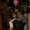 Grazi Massafera ajudou Sofia a desamarrar um balão que estava preso em seu pulso